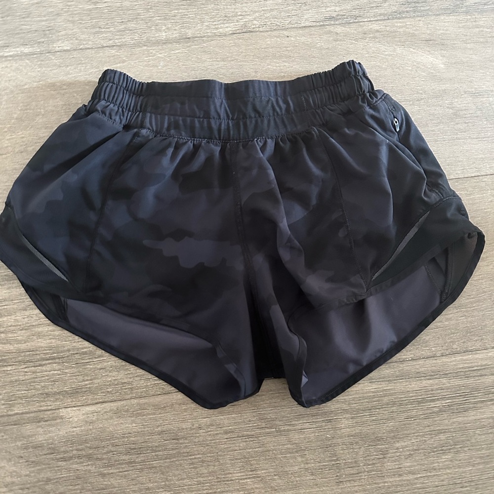 Lululemon Hotty Hot 2.5 inch camo shorts